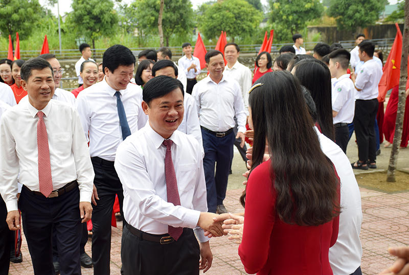 Tưng bừng khai giảng năm học mới trên mọi miền đất nước