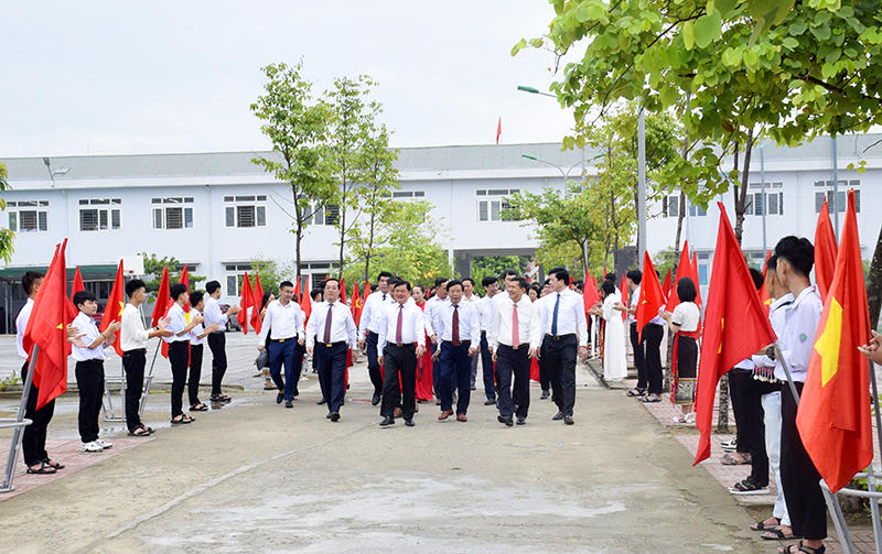 Tưng bừng khai giảng năm học mới trên mọi miền đất nước