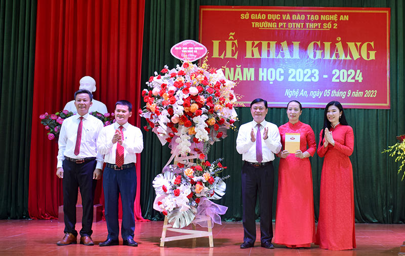 Tưng bừng khai giảng năm học mới trên mọi miền đất nước