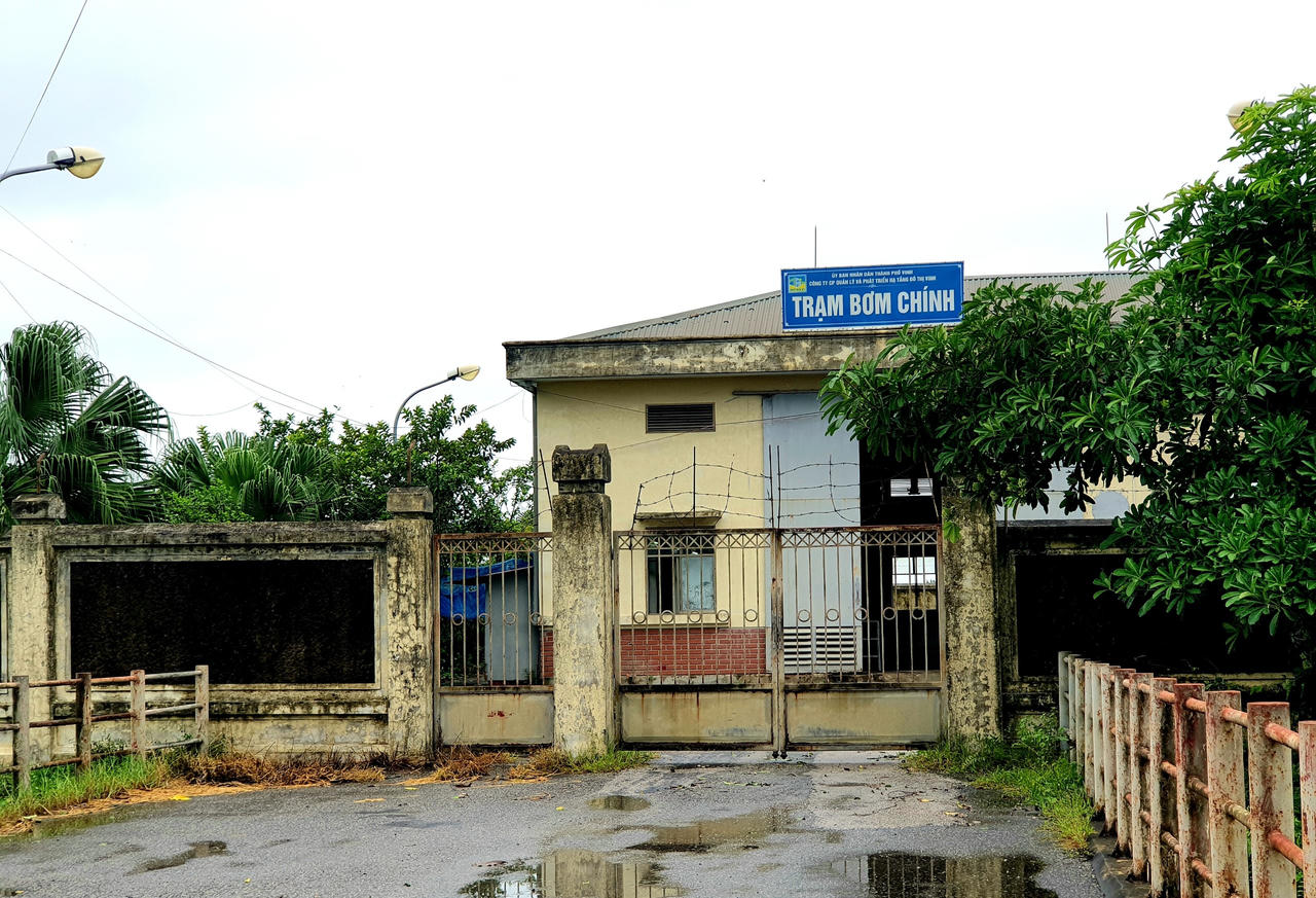 Người dân khổ sở vì sự cố vỡ ống nước thải ở TP Vinh