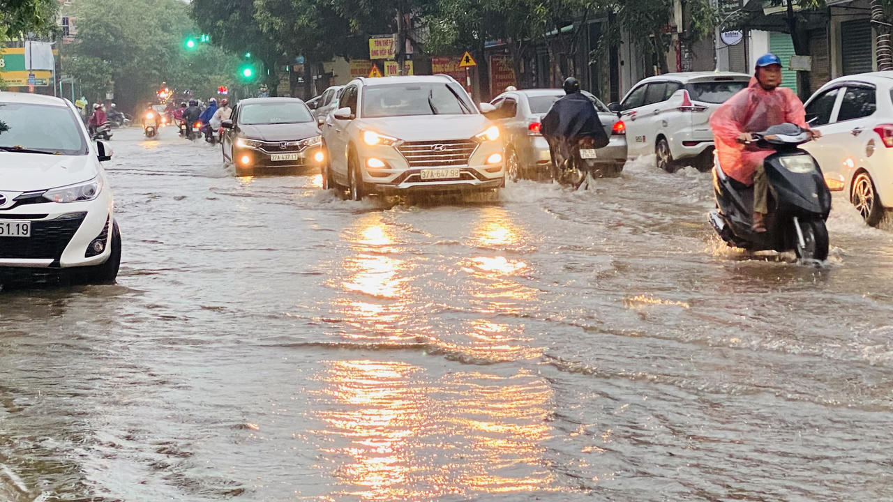 Nhiều tuyến đường ngập sâu sau mưa lớn ở Nghệ An