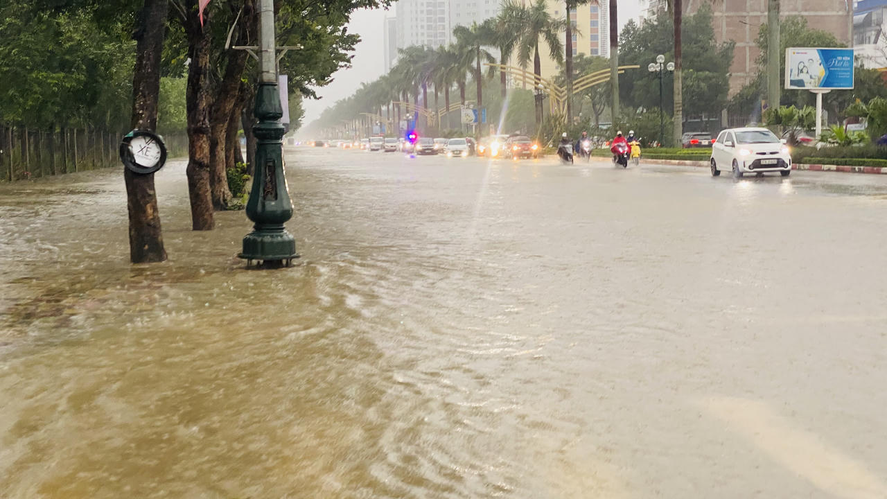 Nhiều tuyến đường ngập sâu sau mưa lớn ở Nghệ An