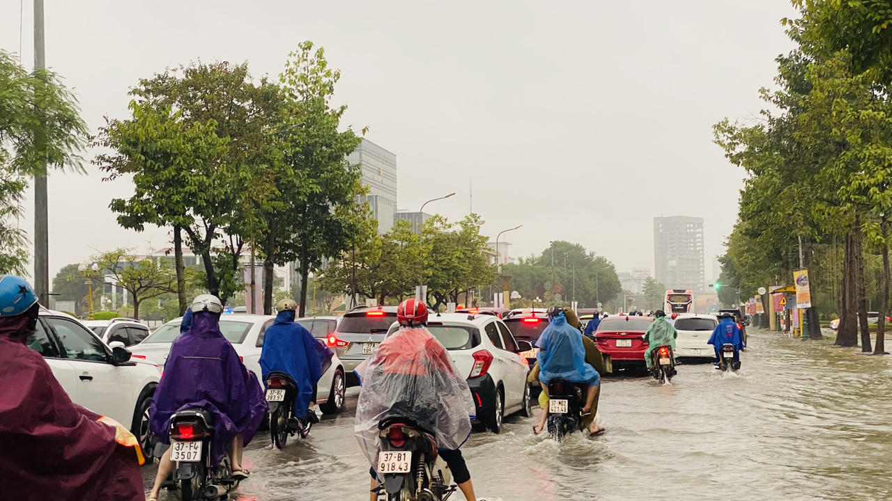 Nhiều tuyến đường ngập sâu sau mưa lớn ở Nghệ An