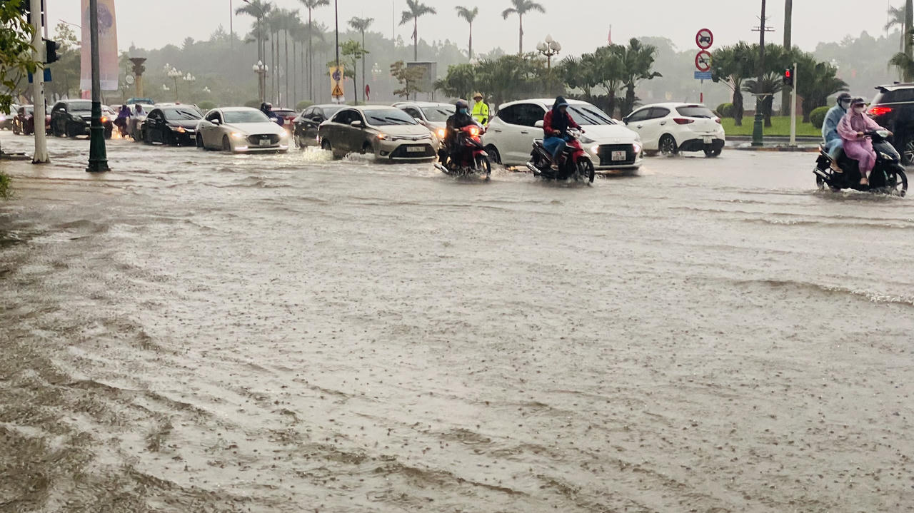 Nhiều tuyến đường ngập sâu sau mưa lớn ở Nghệ An