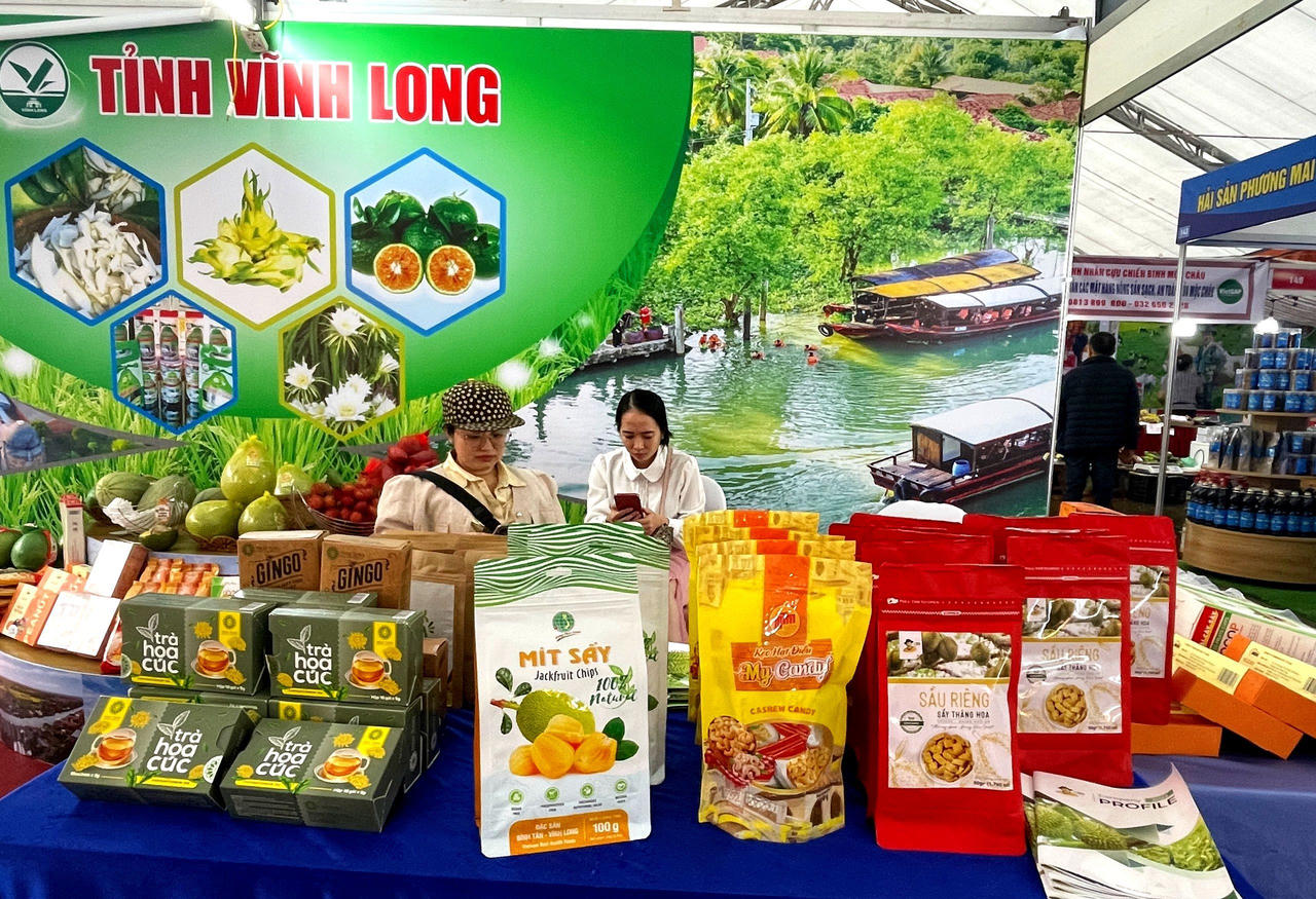 Hơn 250 gian hàng quy tụ tại hội chợ công thương vùng Bắc Trung bộ