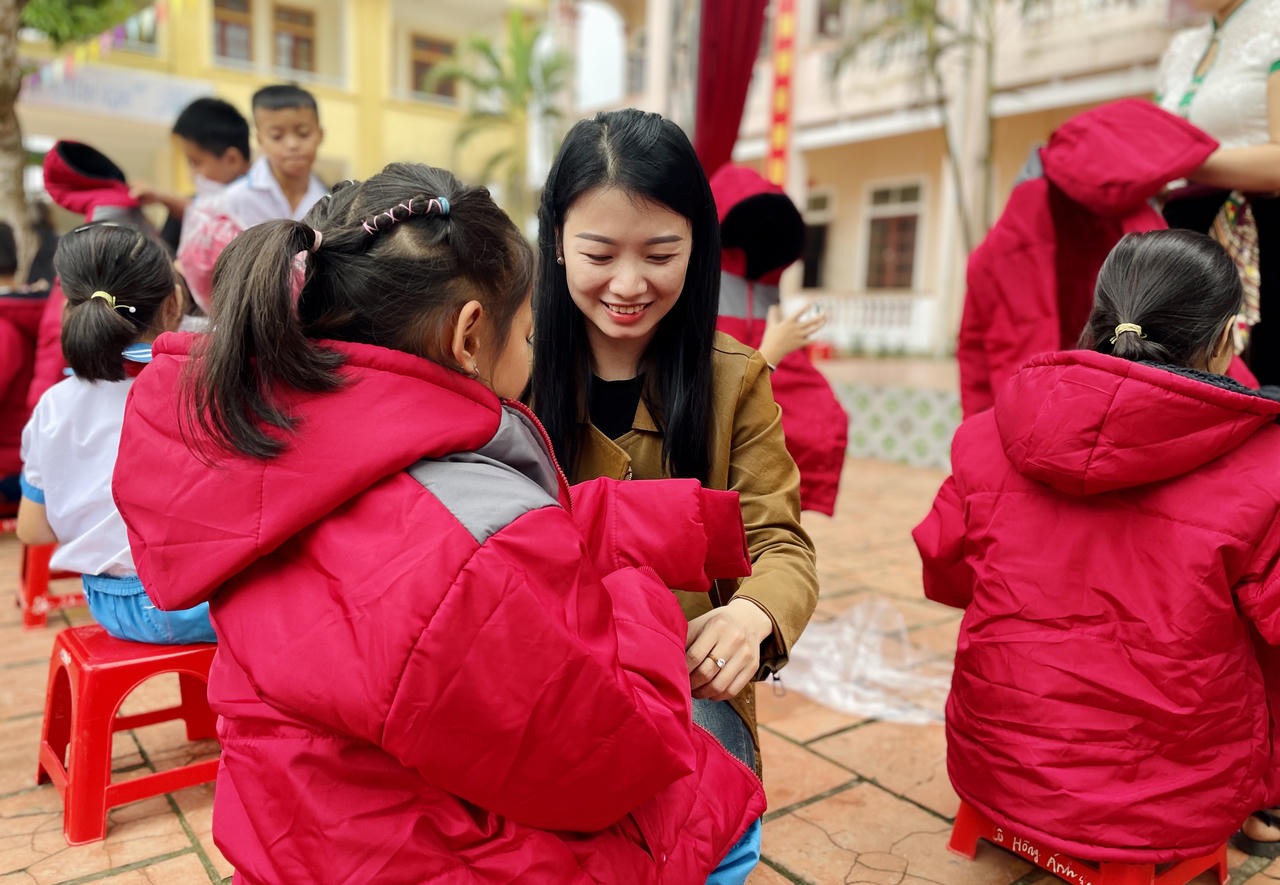 Mang áo ấm đến học sinh miền núi xứ Nghệ những ngày đông cuối năm