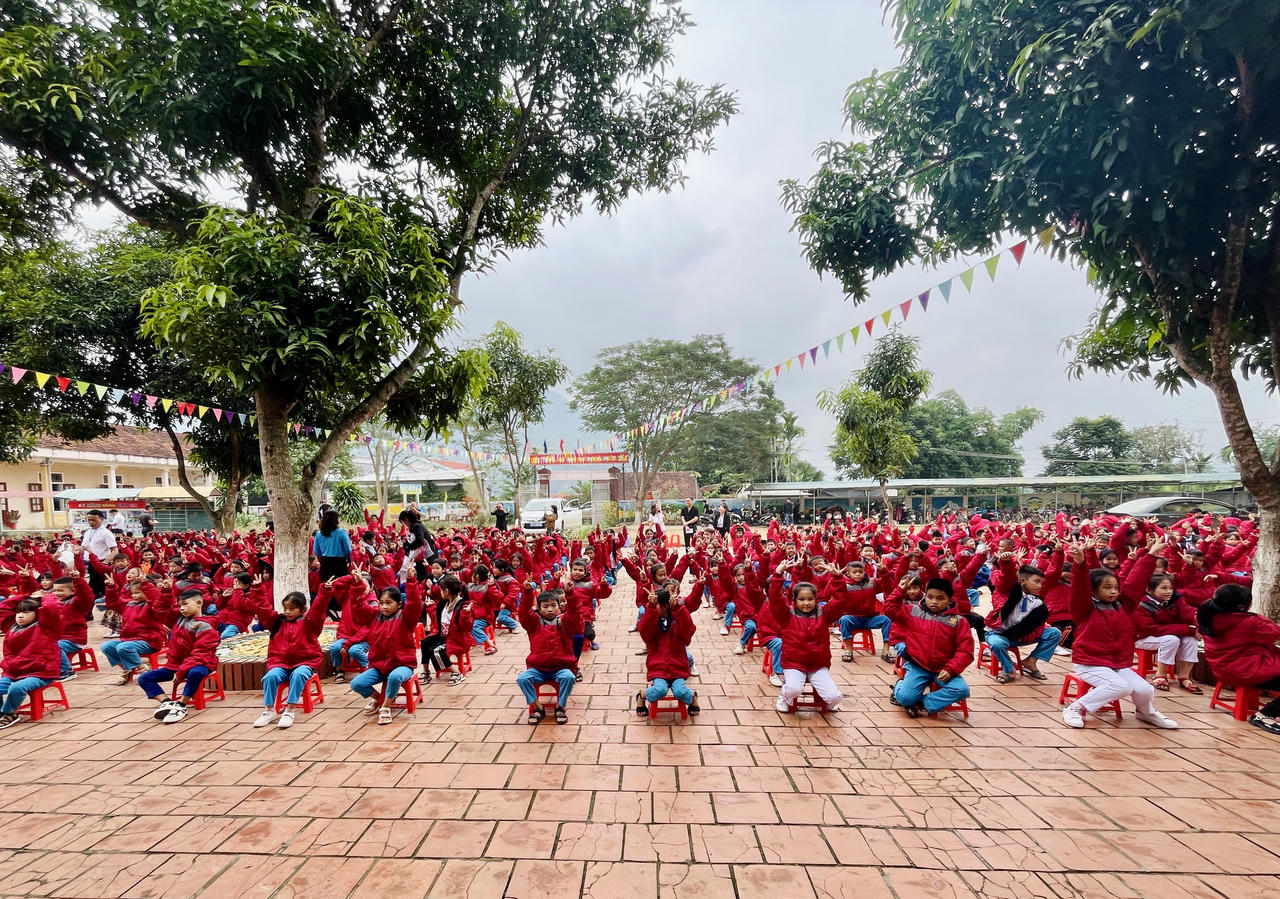 Mang áo ấm đến học sinh miền núi xứ Nghệ những ngày đông cuối năm