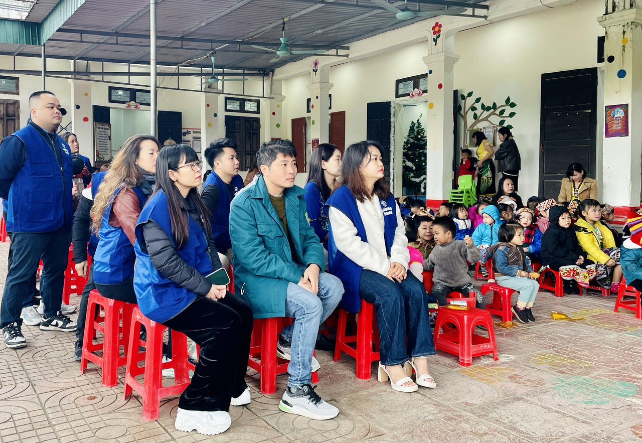 Mang 'yêu thương' đến trẻ em nghèo xứ Nghệ