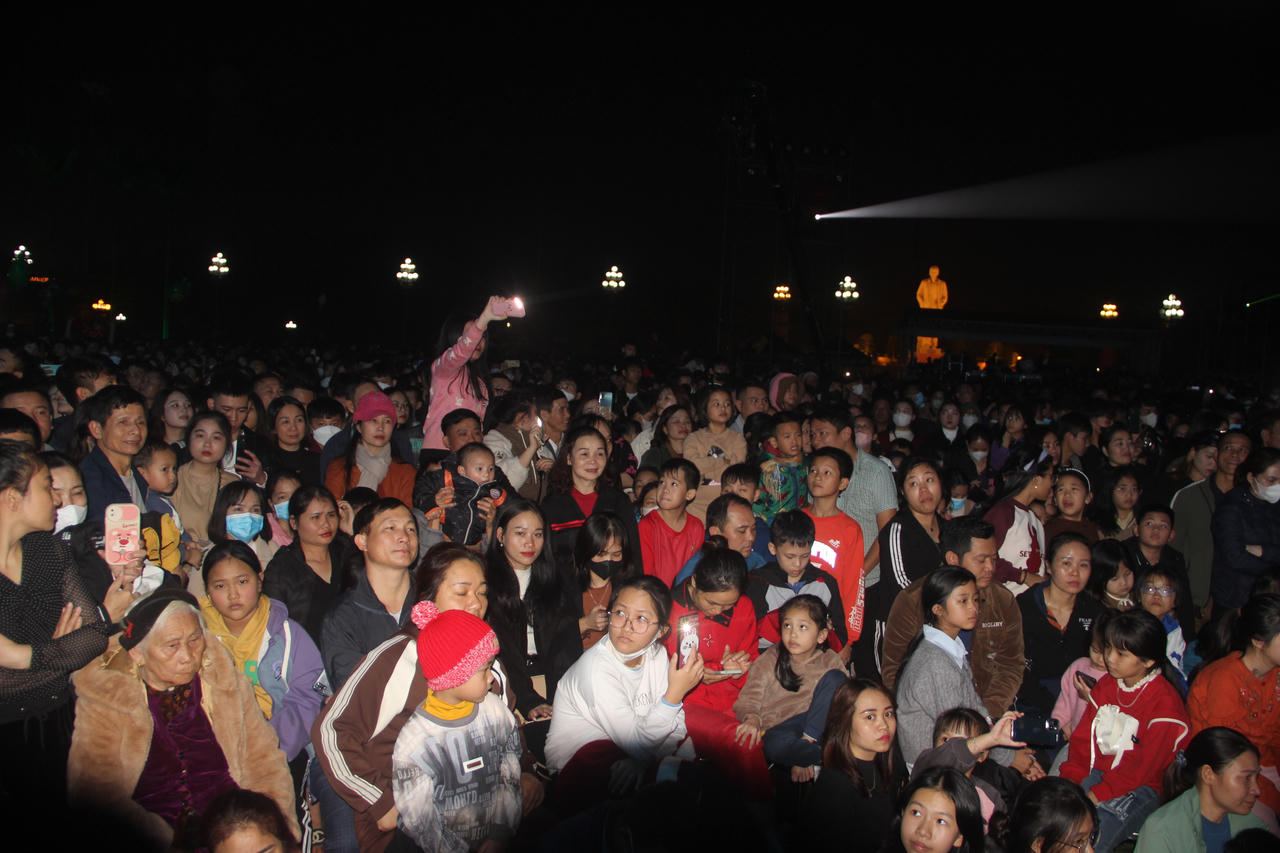 Người dân cả nước tưng bừng chào đón 2024