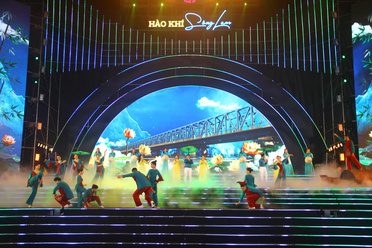 Người dân cả nước tưng bừng chào đón 2024