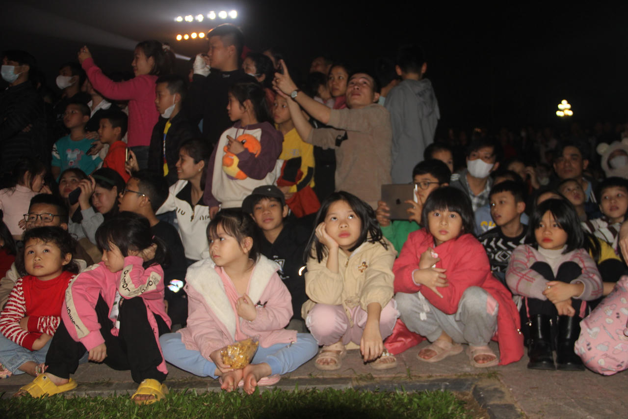 Người dân cả nước tưng bừng chào đón 2024