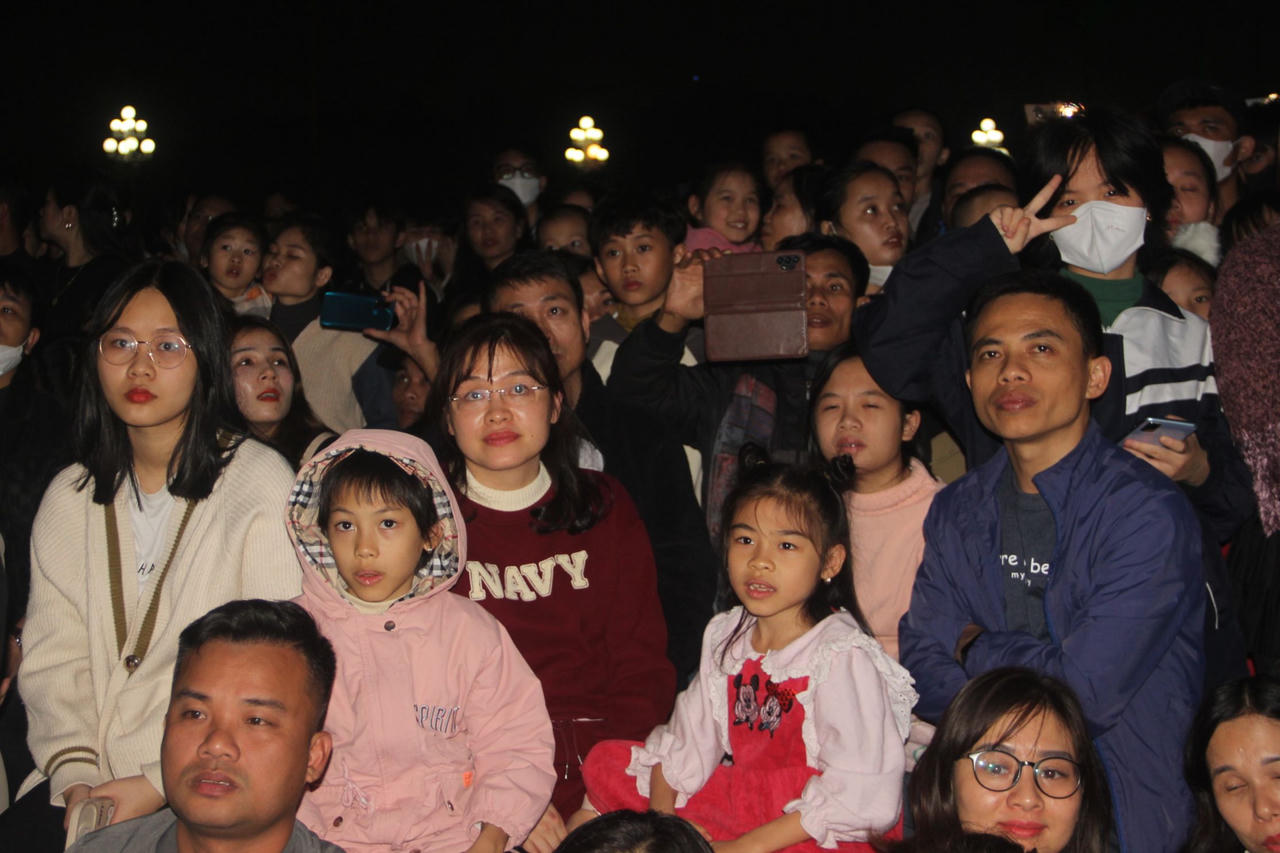 Người dân cả nước tưng bừng chào đón 2024