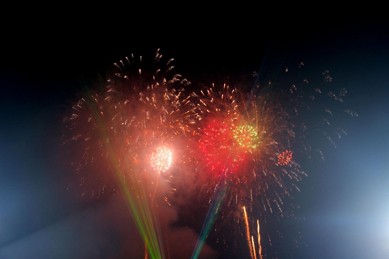 Người dân cả nước tưng bừng chào đón 2024