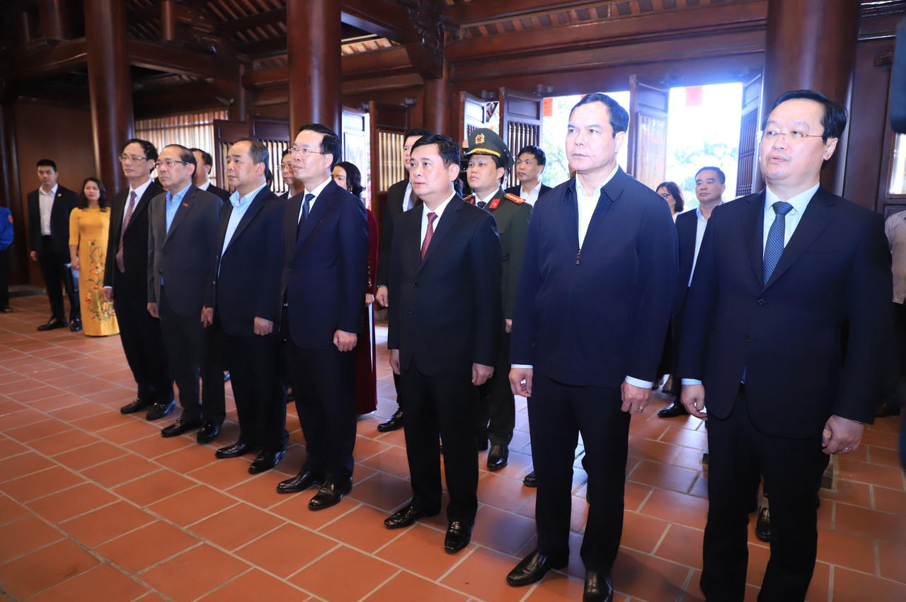 Chủ tịch nước Võ Văn Thưởng dâng hương tưởng nhớ Chủ tịch Hồ Chí Minh tại Khu di tích Quốc gia đặc biệt Kim Liên