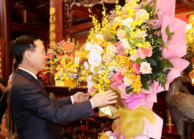 Chủ tịch nước Võ Văn Thưởng dâng hương tưởng nhớ Chủ tịch Hồ Chí Minh tại Khu di tích Quốc gia đặc biệt Kim Liên