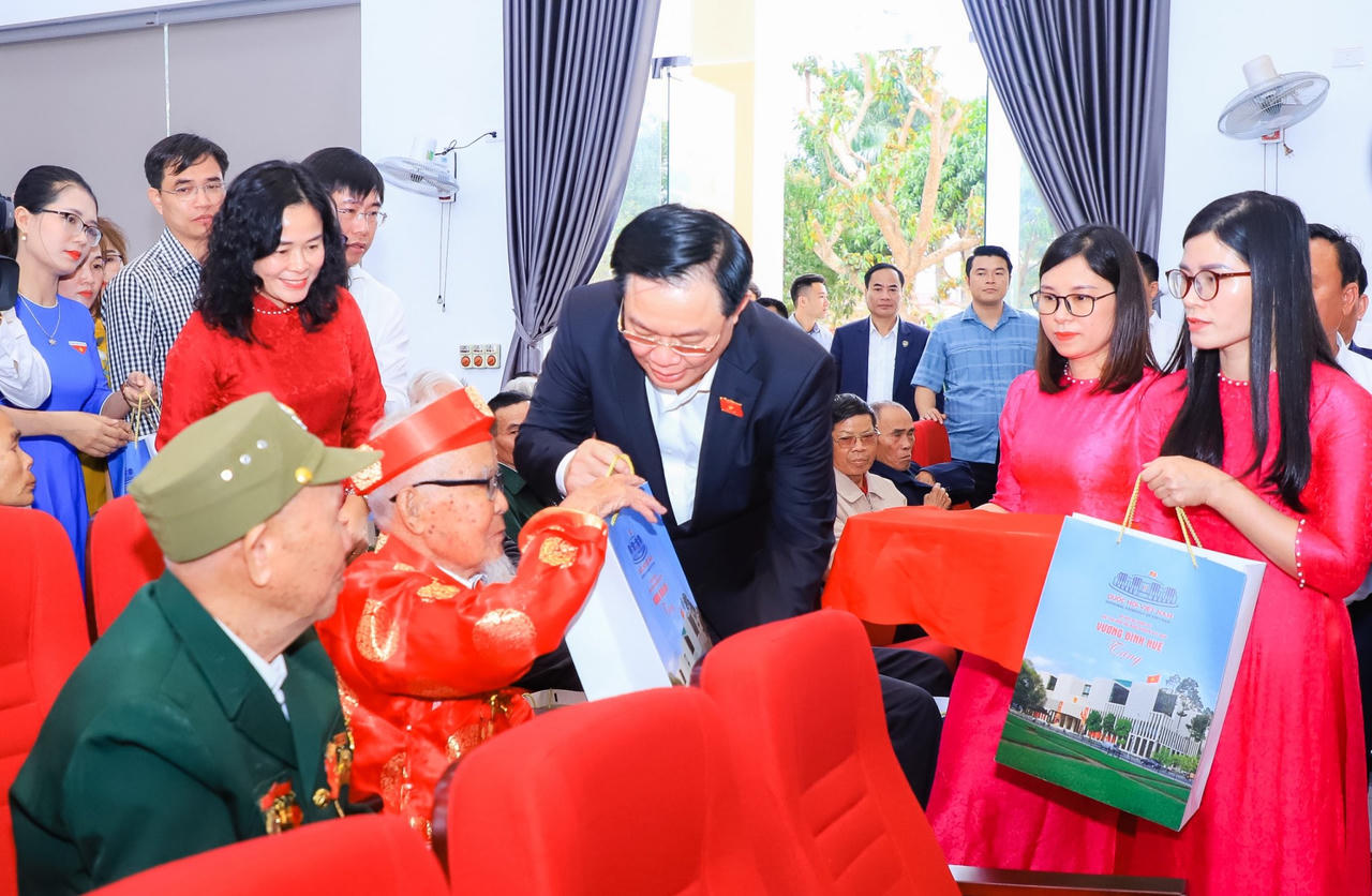 Chủ tịch Quốc hội chúc Tết gia đình người có công, hộ nghèo tại Nghệ An