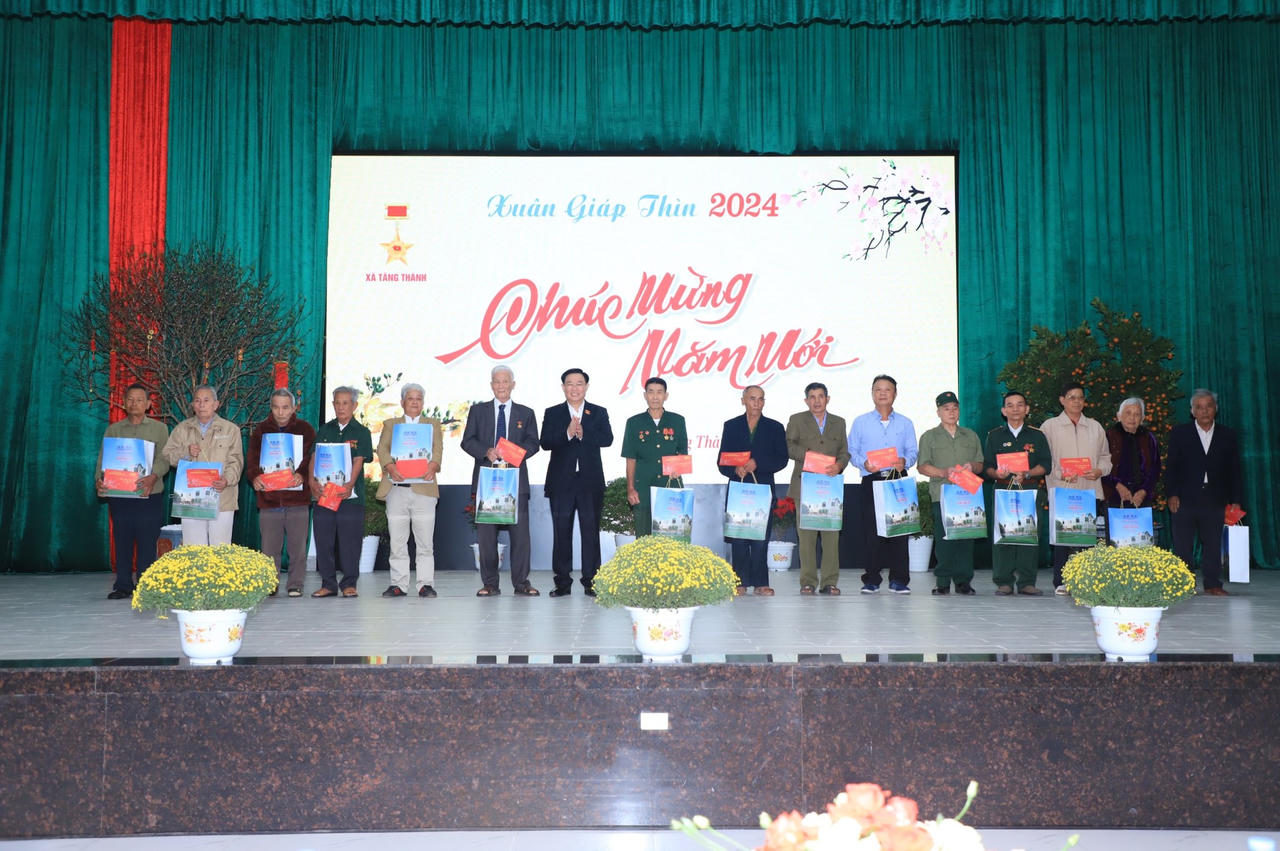 Chủ tịch Quốc hội chúc Tết gia đình người có công, hộ nghèo tại Nghệ An