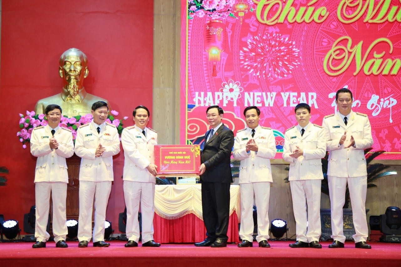 Chủ tịch Quốc hội chúc tết Công an tỉnh Nghệ An 