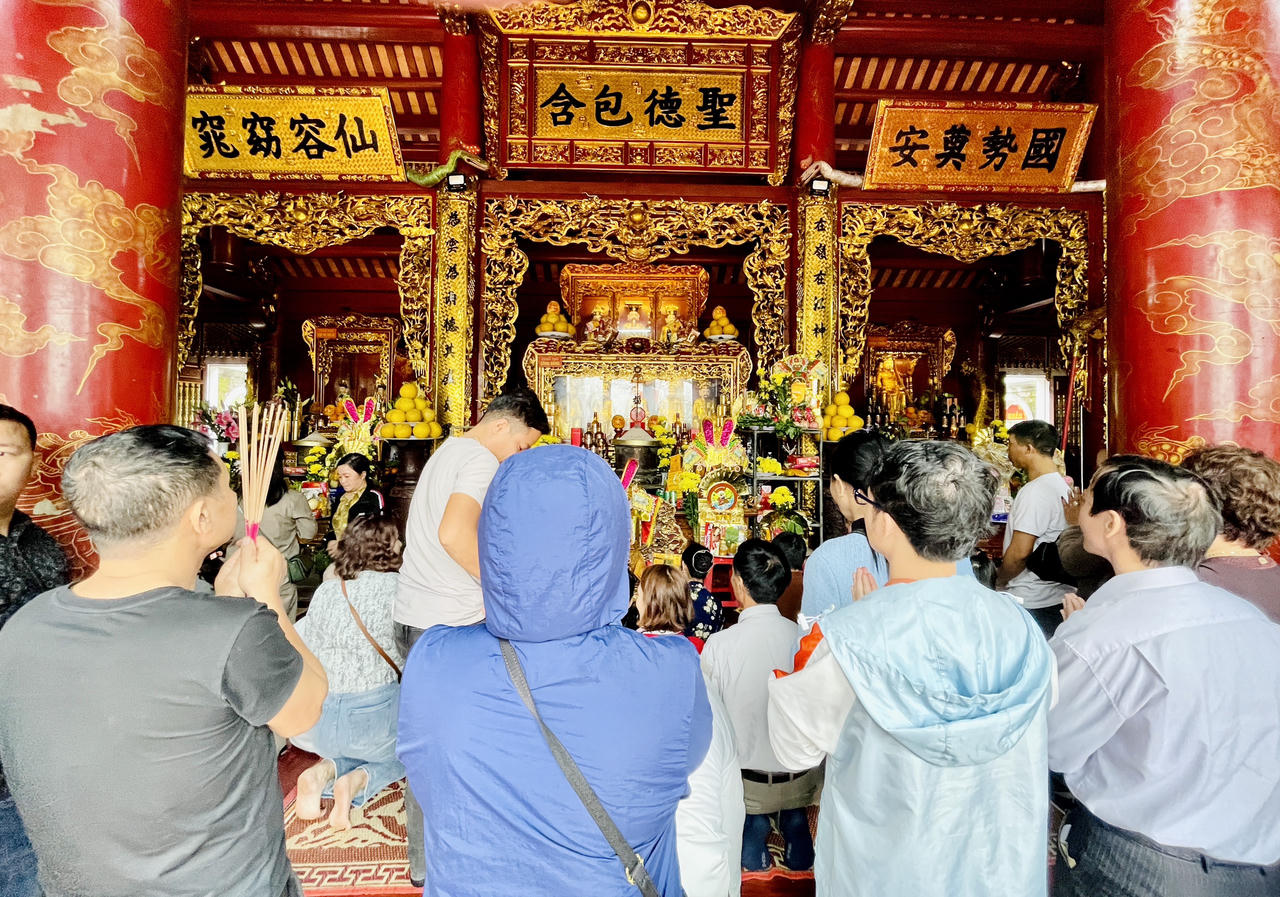 Đền Ông Hoàng Mười hút khách đầu năm mới