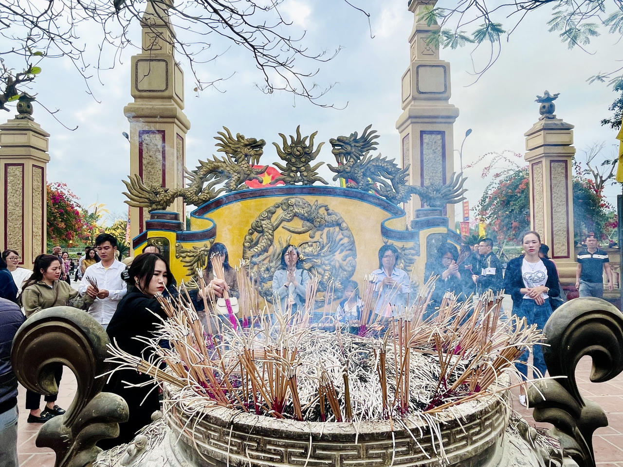 Đền Ông Hoàng Mười hút khách đầu năm mới