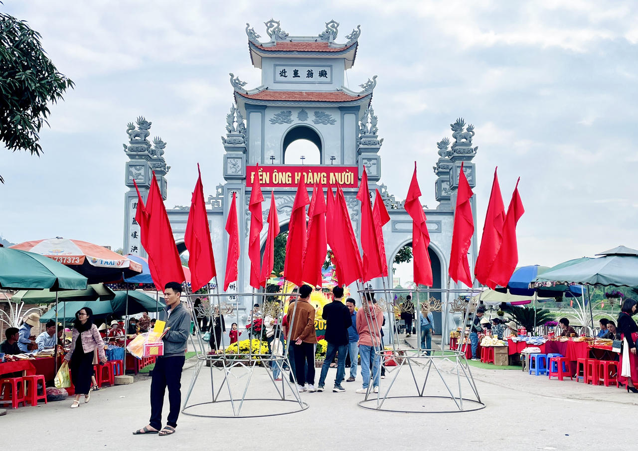 Đền Ông Hoàng Mười hút khách đầu năm mới