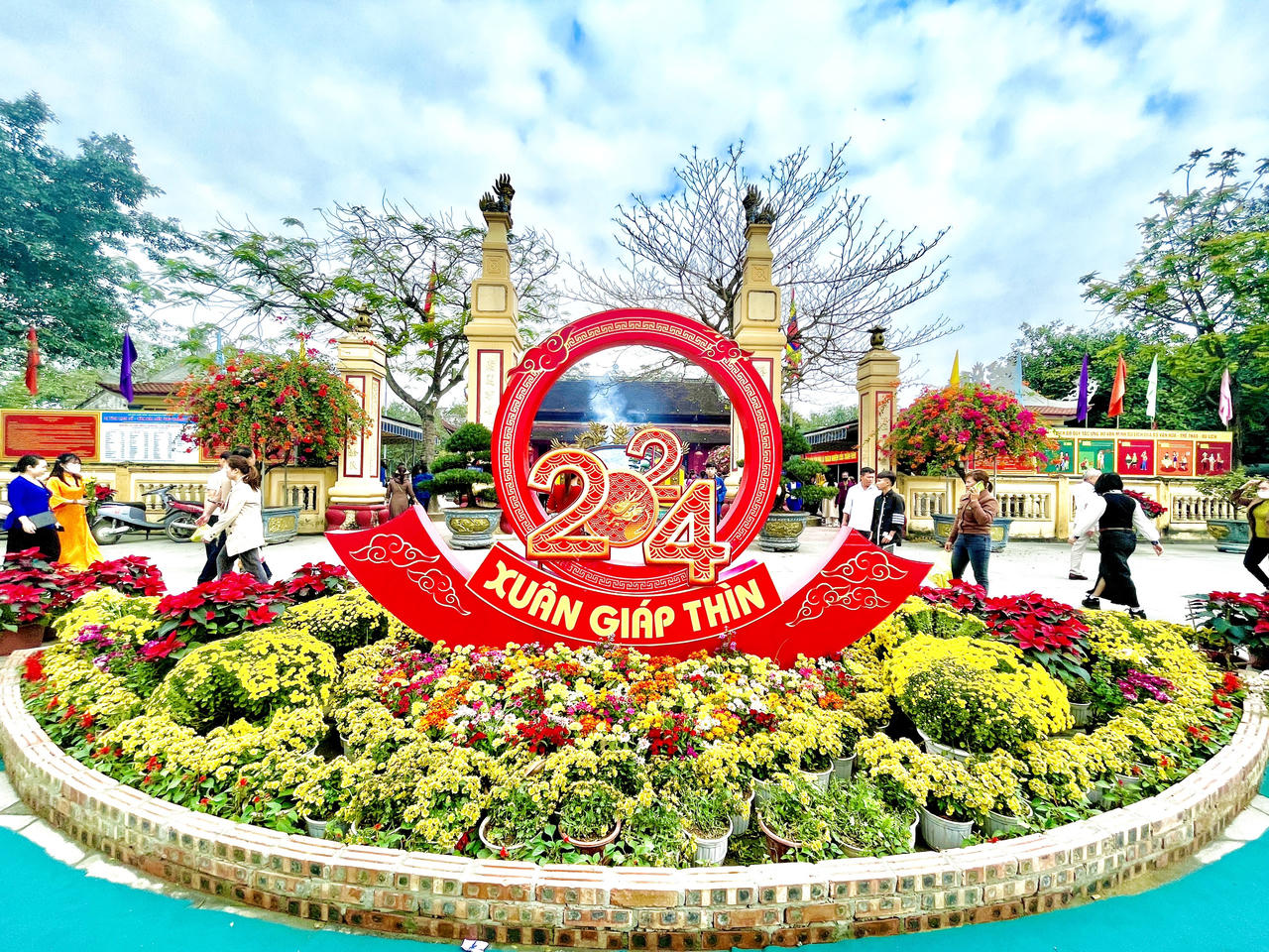 Đền Ông Hoàng Mười hút khách đầu năm mới