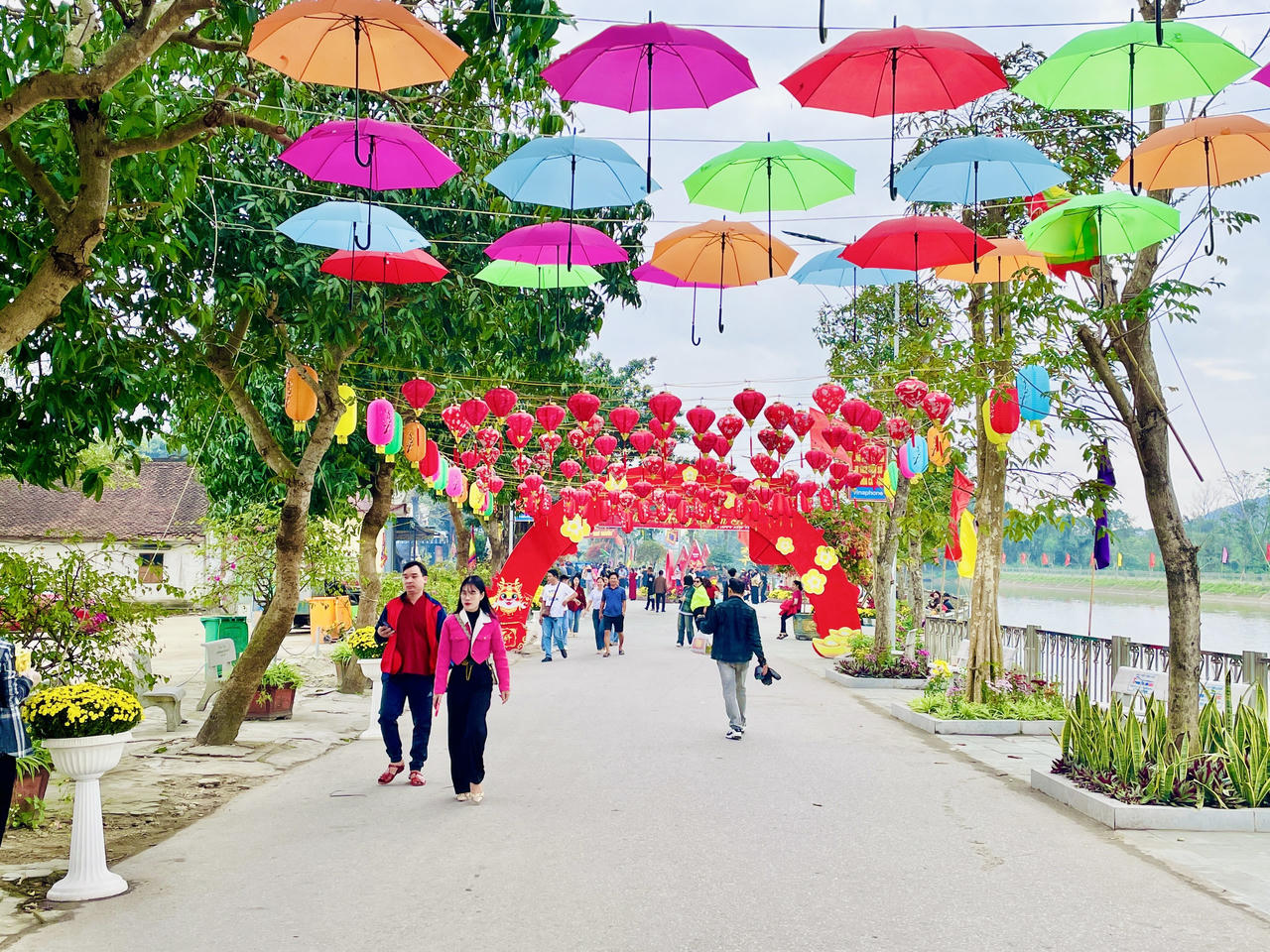 Đền Ông Hoàng Mười hút khách đầu năm mới