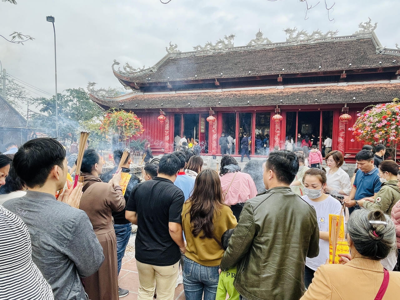 Đền Ông Hoàng Mười hút khách đầu năm mới