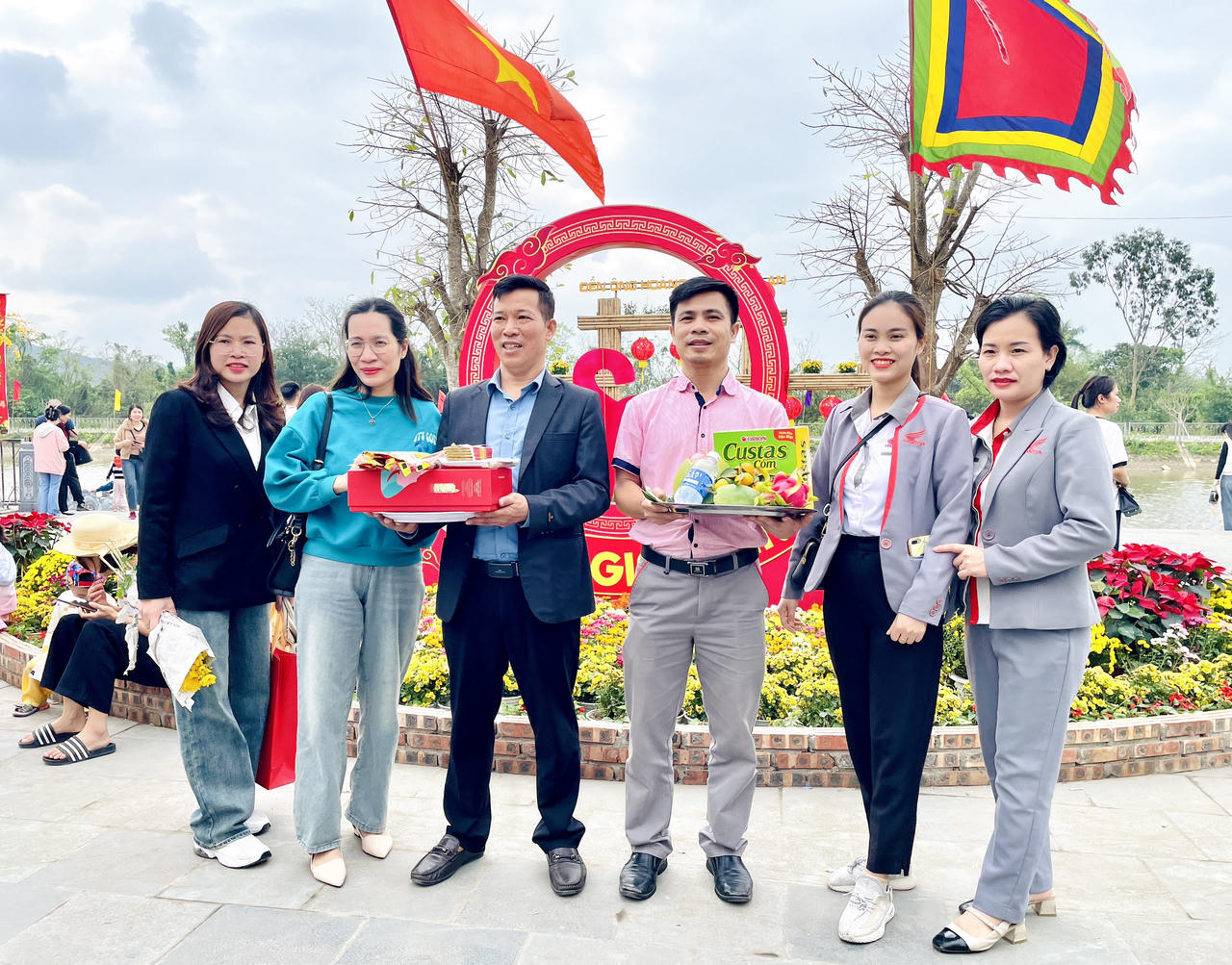 Đền Ông Hoàng Mười hút khách đầu năm mới