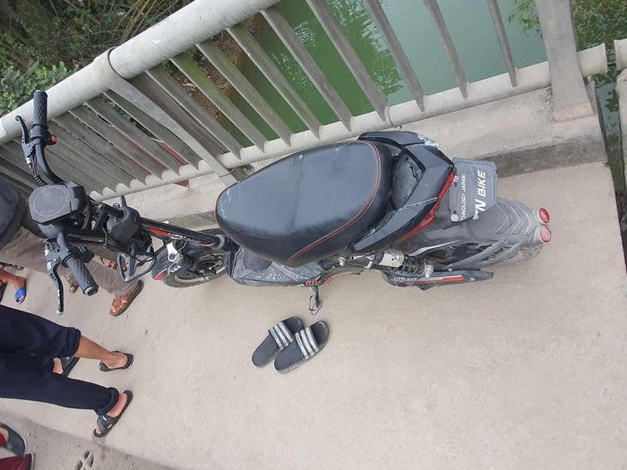 Nam thanh niên "gieo" mình xuống sông để lại chiếc xe máy điện
