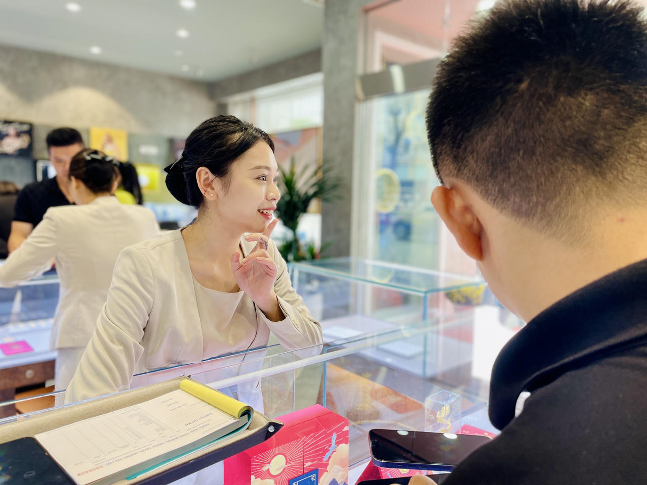 Người dân TP Vinh đổ xô đi mua vàng ngày vía Thần Tài 