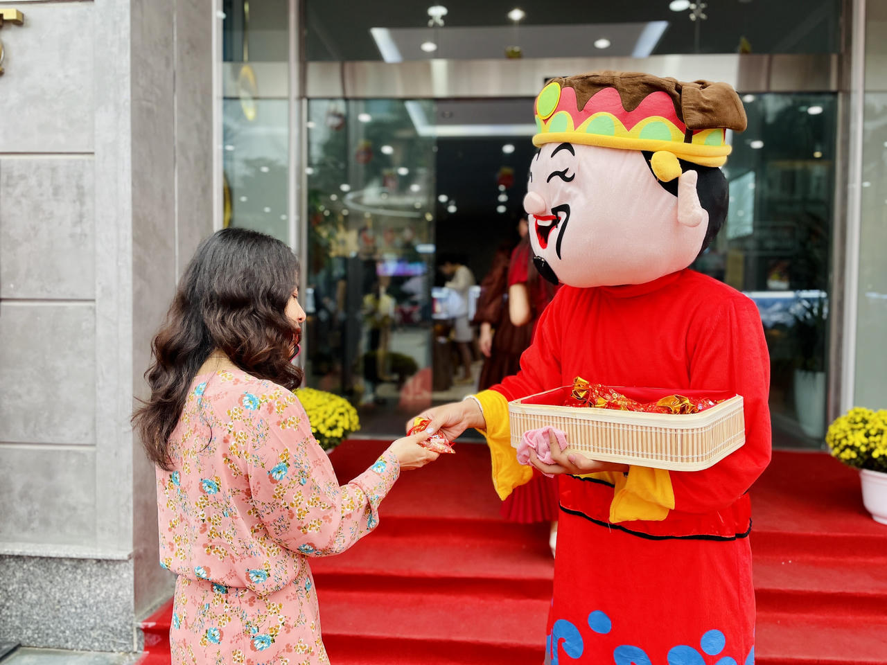 Người dân TP Vinh đổ xô đi mua vàng ngày vía Thần Tài 