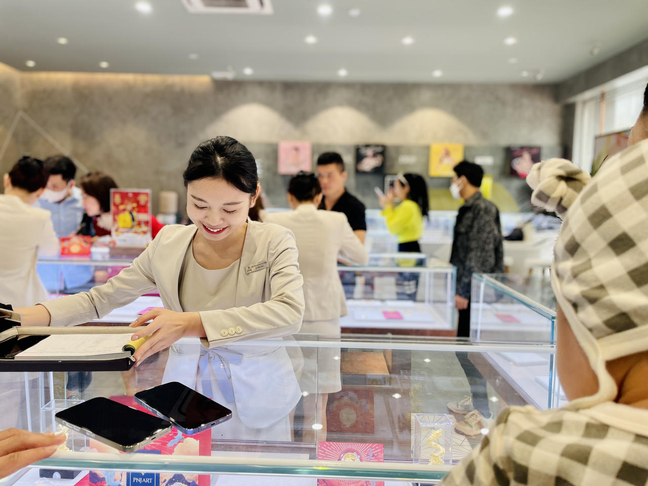 Người dân TP Vinh đổ xô đi mua vàng ngày vía Thần Tài 