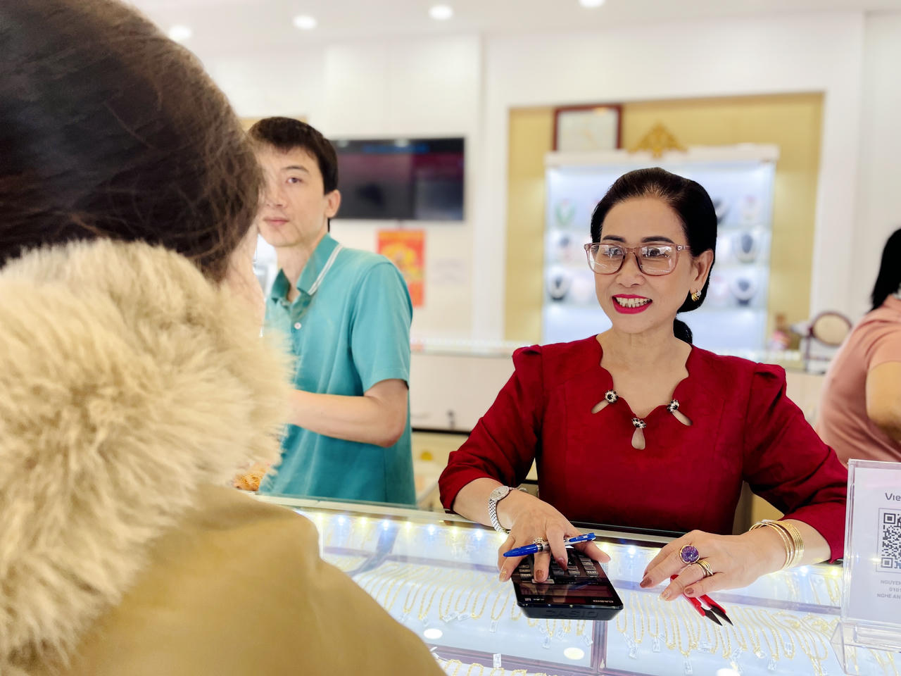 Người dân TP Vinh đổ xô đi mua vàng ngày vía Thần Tài 