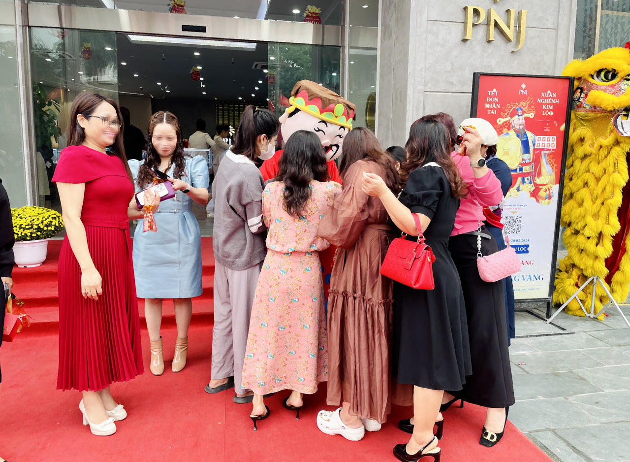 Người dân TP Vinh đổ xô đi mua vàng ngày vía Thần Tài 