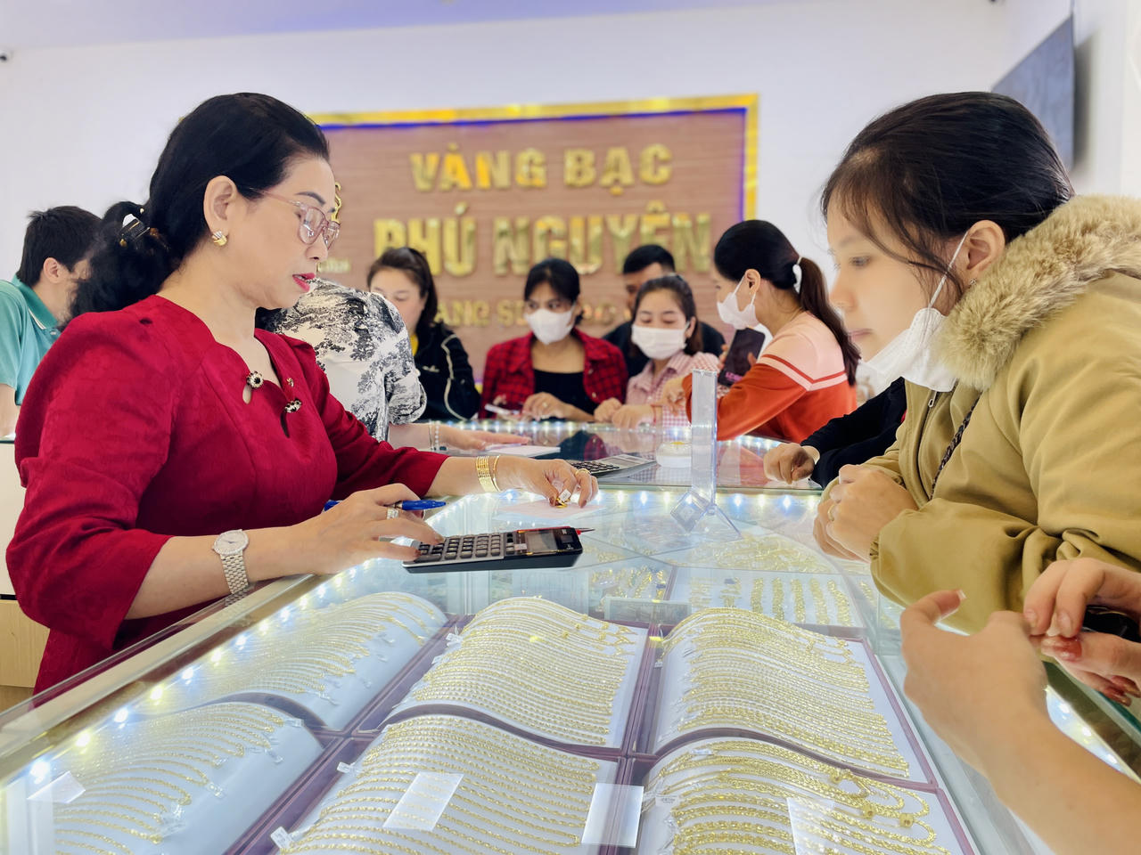 Người dân TP Vinh đổ xô đi mua vàng ngày vía Thần Tài 