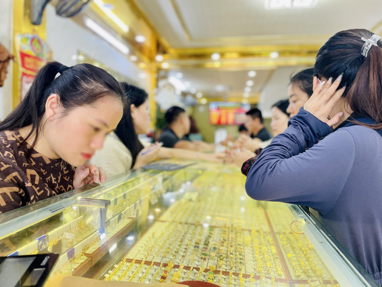 Người dân TP Vinh đổ xô đi mua vàng ngày vía Thần Tài 