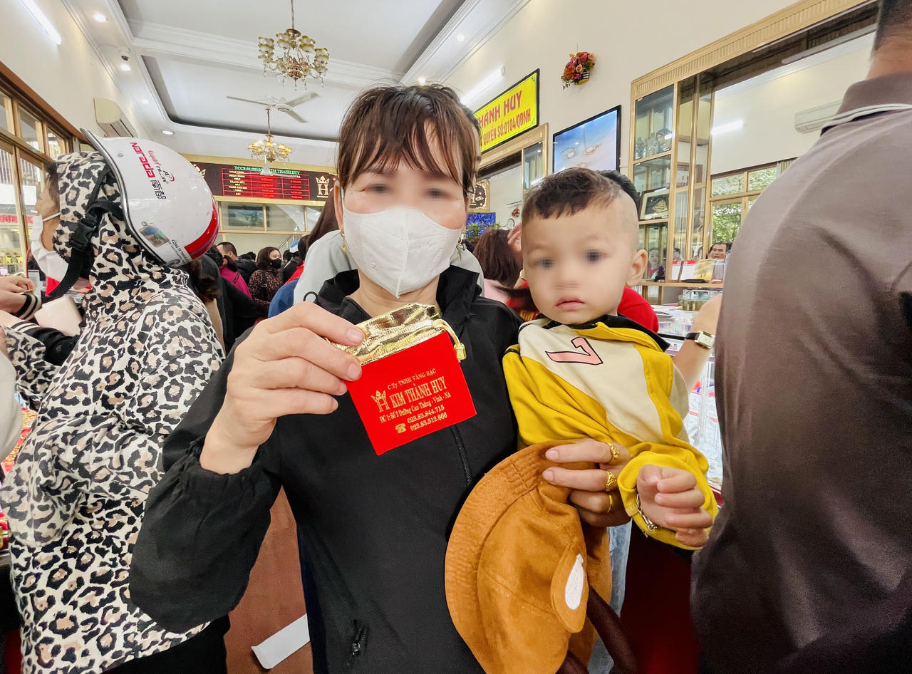 Người dân TP Vinh đổ xô đi mua vàng ngày vía Thần Tài 