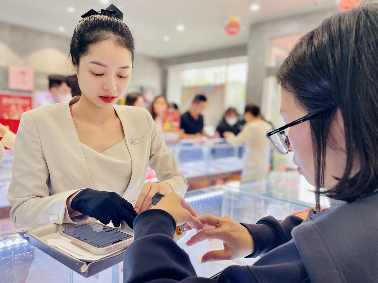 Người dân TP Vinh đổ xô đi mua vàng ngày vía Thần Tài 