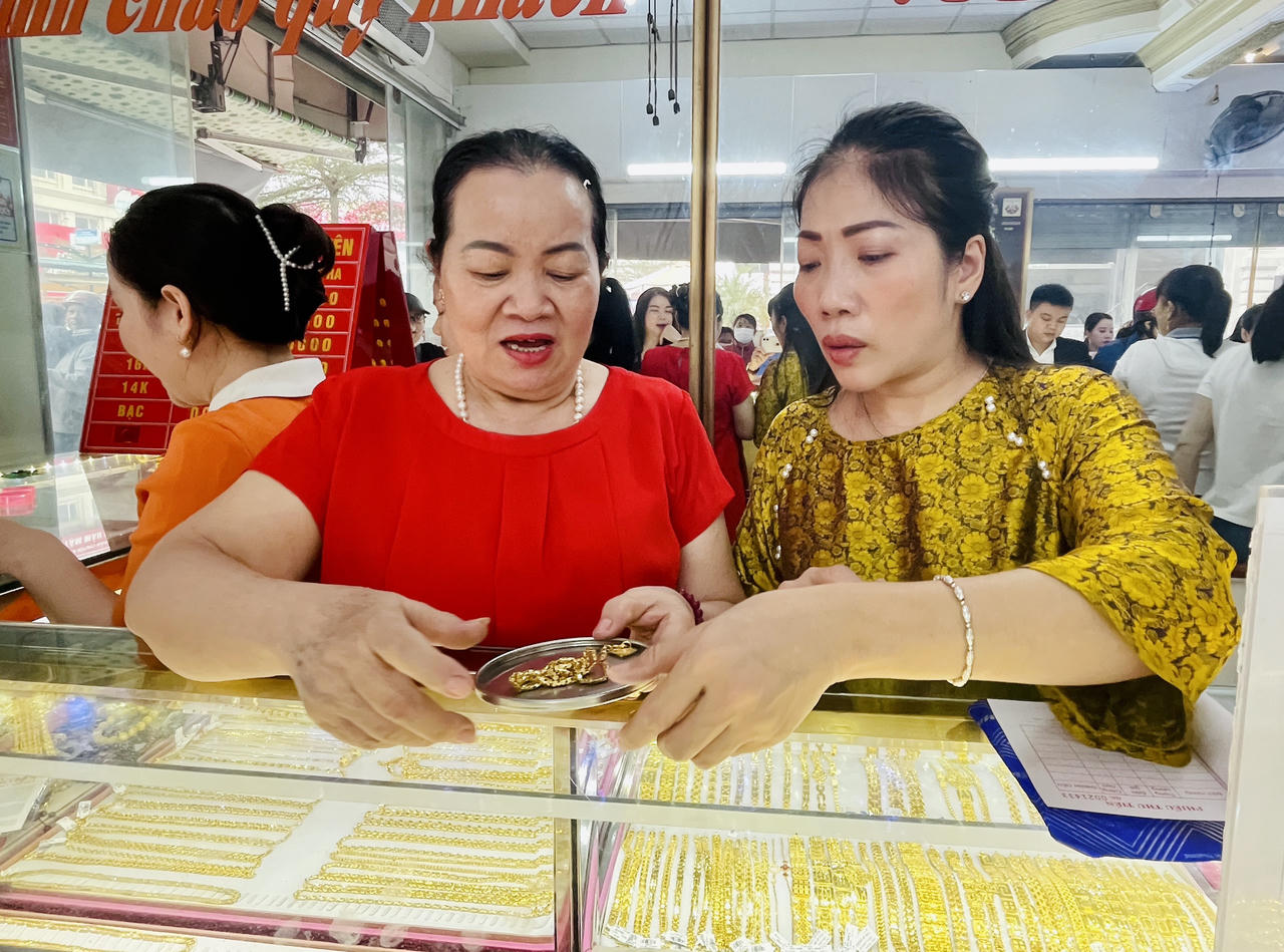 Người dân TP Vinh đổ xô đi mua vàng ngày vía Thần Tài 
