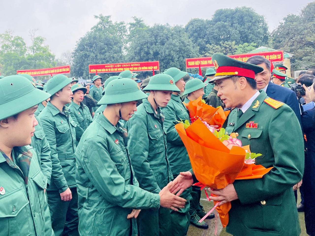 Rộn ràng cảnh thanh niên Hà Nội và các tỉnh, thành lên đường tòng quân