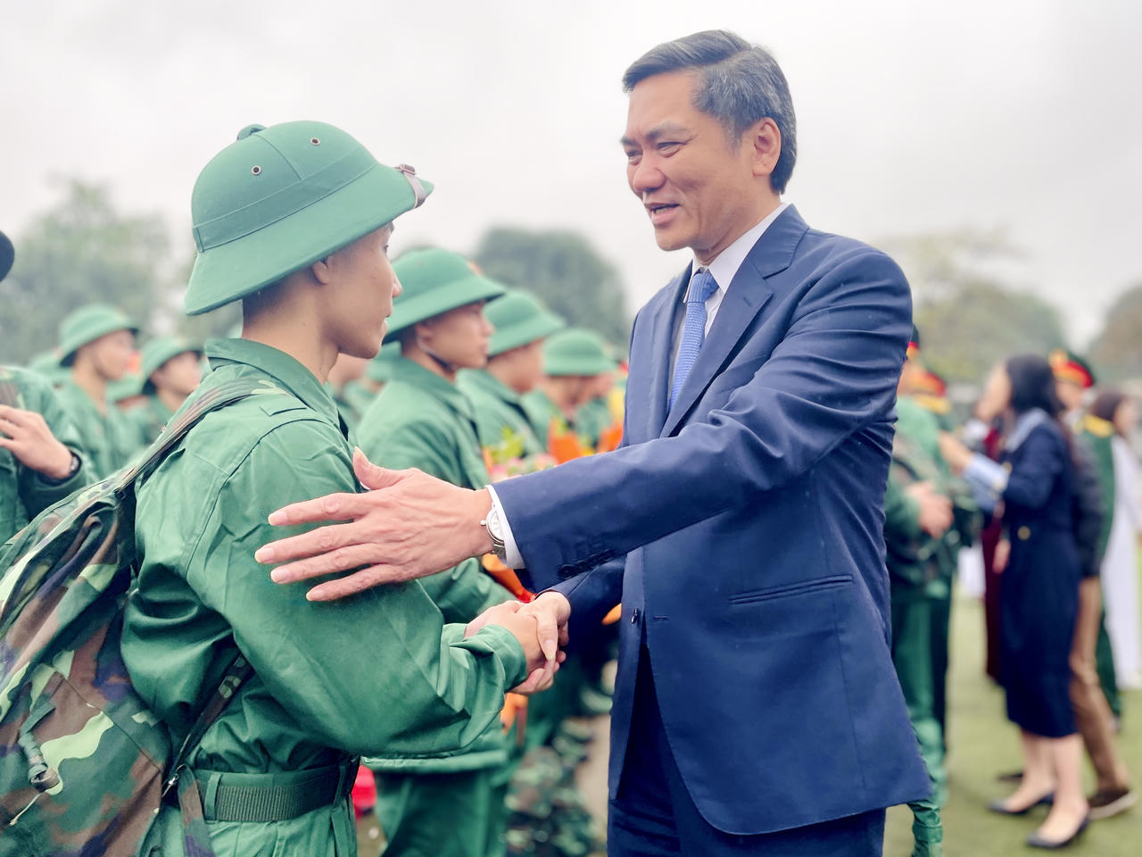 Rộn ràng cảnh thanh niên Hà Nội và các tỉnh, thành lên đường tòng quân