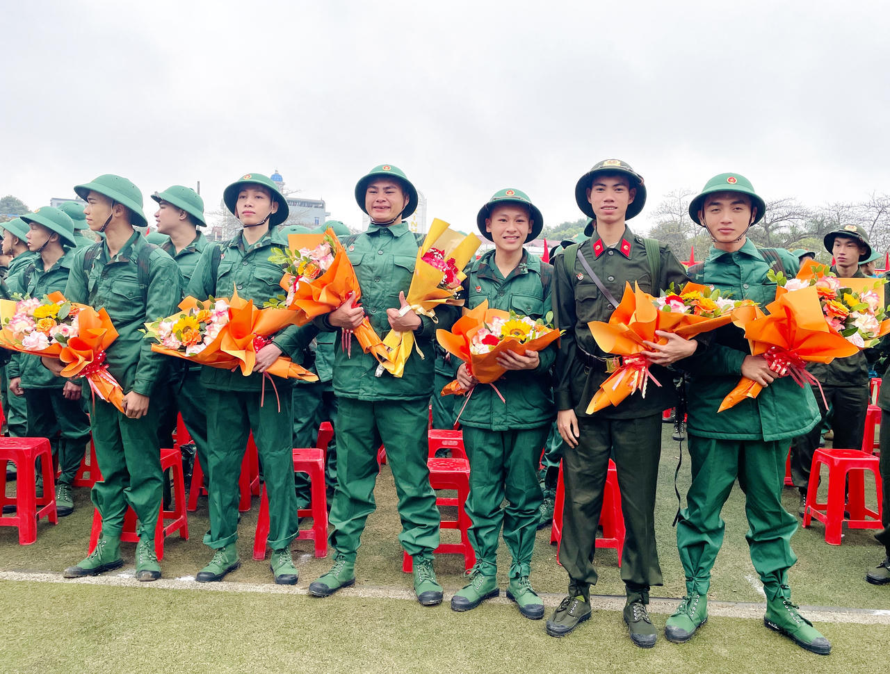 Rộn ràng cảnh thanh niên Hà Nội và các tỉnh, thành lên đường tòng quân