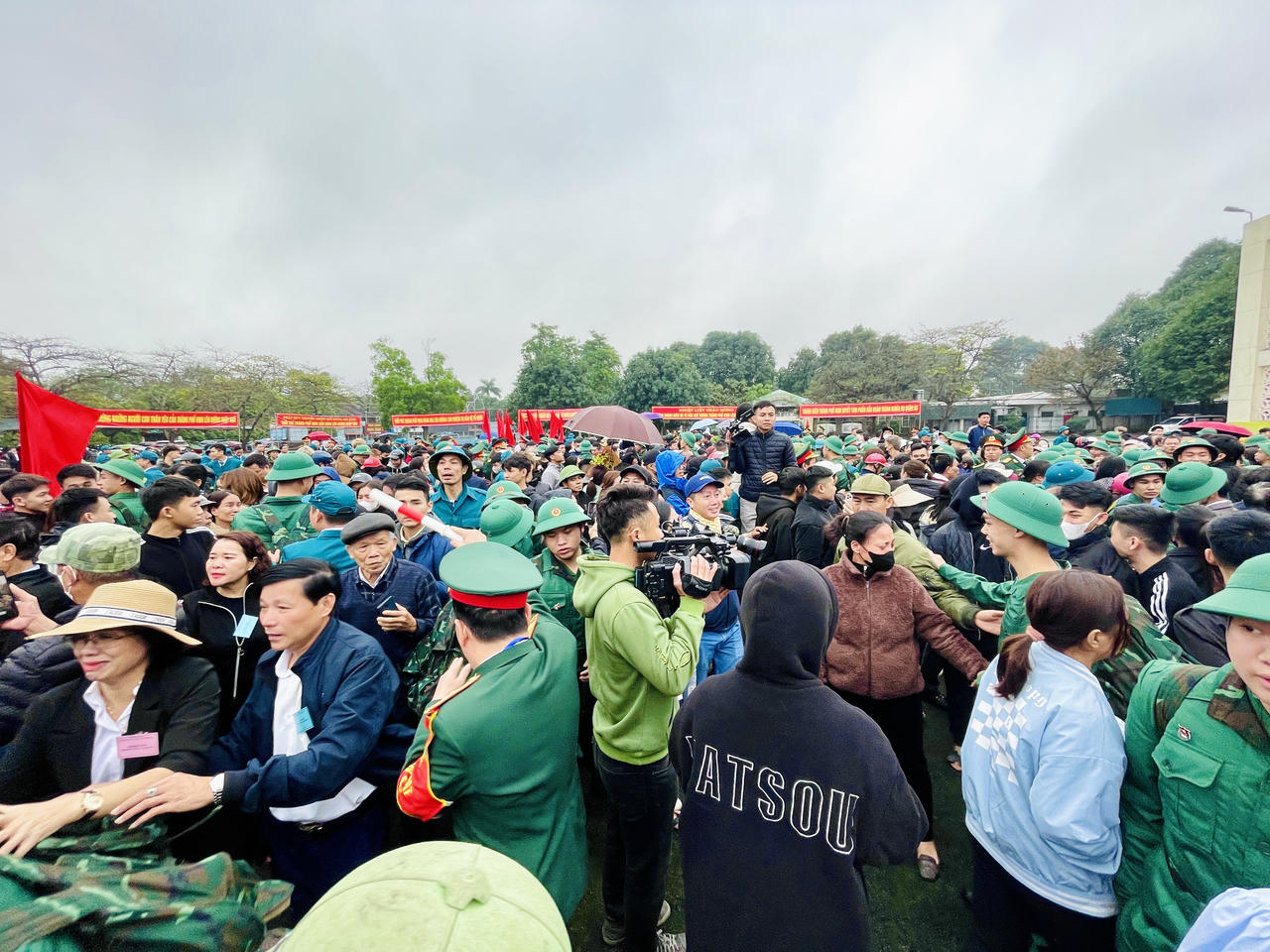 Rộn ràng cảnh thanh niên Hà Nội và các tỉnh, thành lên đường tòng quân