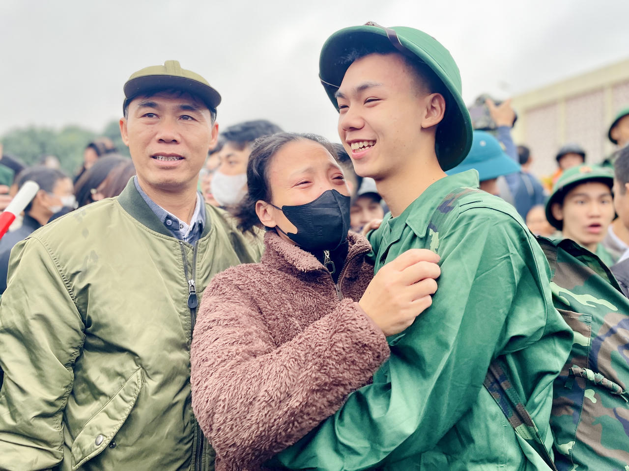 Rộn ràng cảnh thanh niên Hà Nội và các tỉnh, thành lên đường tòng quân