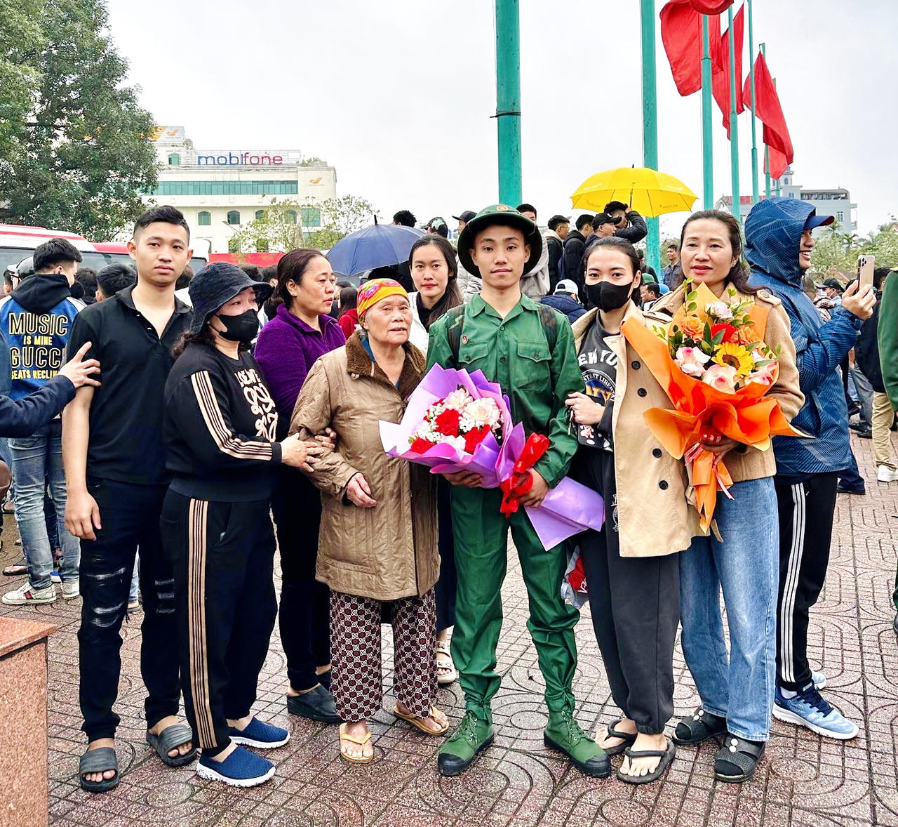 Rộn ràng cảnh thanh niên Hà Nội và các tỉnh, thành lên đường tòng quân