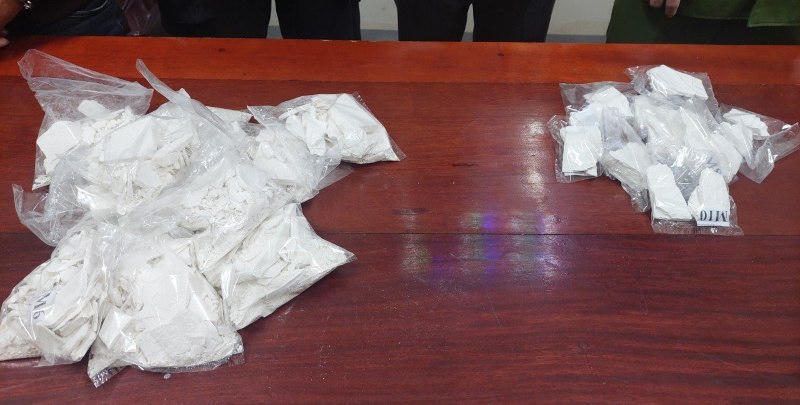 Bắt 2 đối tượng 'cõng' 15 bánh heroin đi tiêu thụ