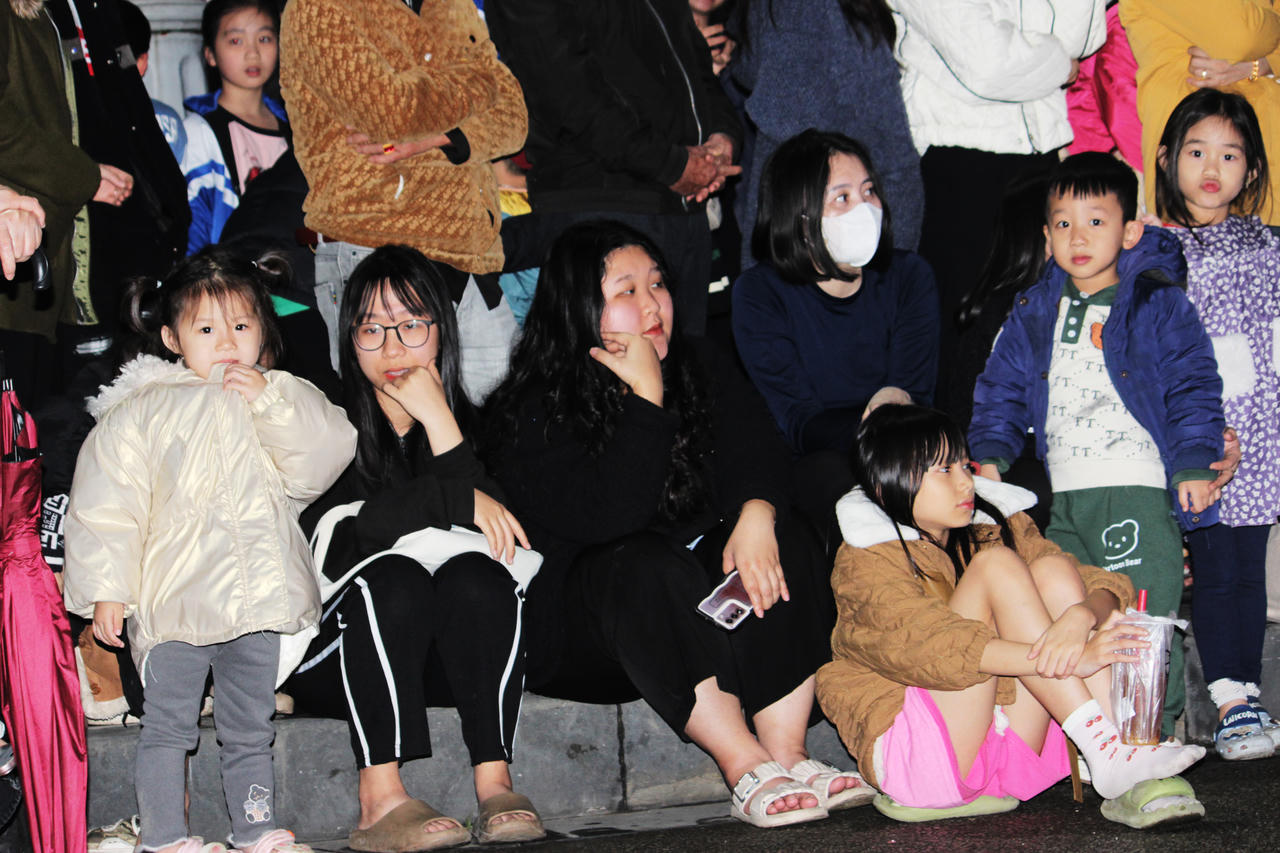 Ngưỡng mộ màn biểu diễn của kị binh trong chương trình nghệ thuật 'Sáng mãi lời dạy của Bác'