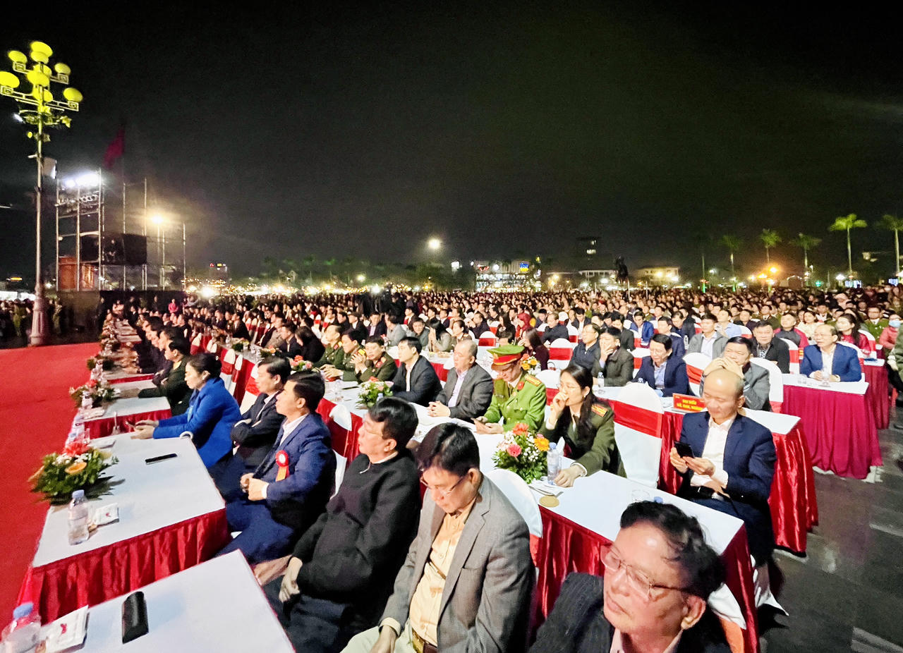 Ngưỡng mộ màn biểu diễn của kị binh trong chương trình nghệ thuật 'Sáng mãi lời dạy của Bác'