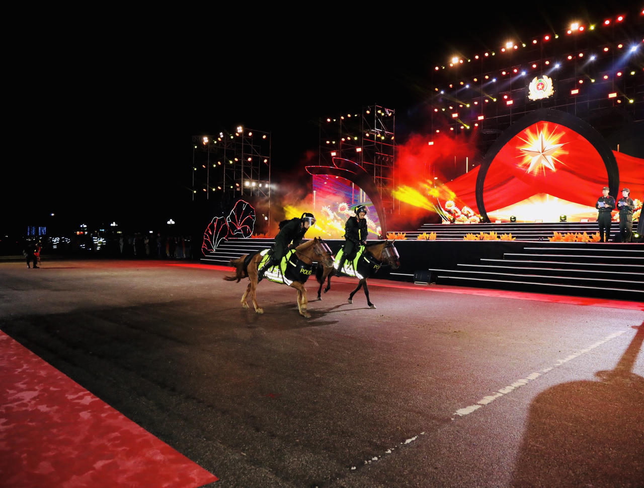 Ngưỡng mộ màn biểu diễn của kị binh trong chương trình nghệ thuật 'Sáng mãi lời dạy của Bác'